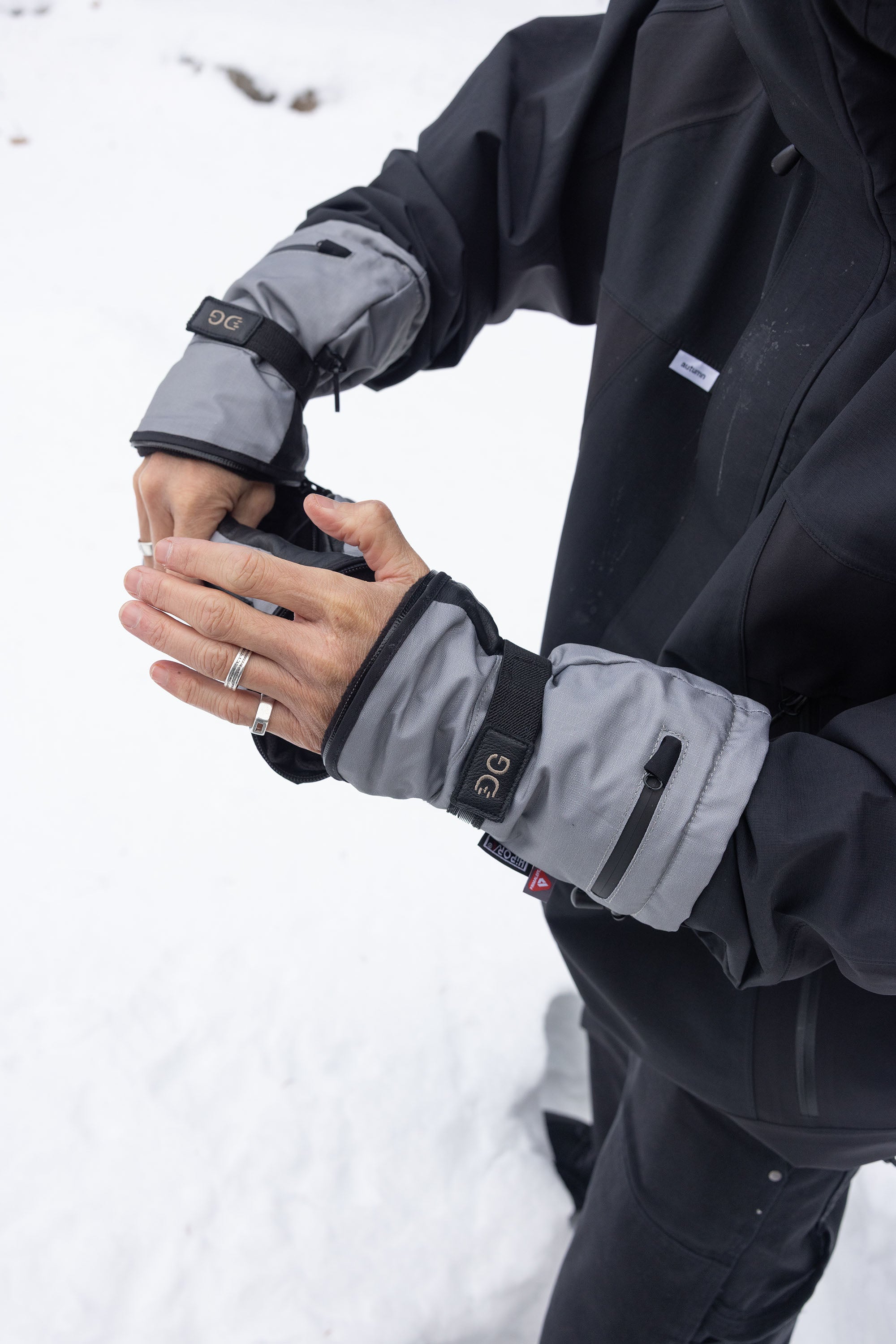 Quartz Claw Long Cut - Grey / Black