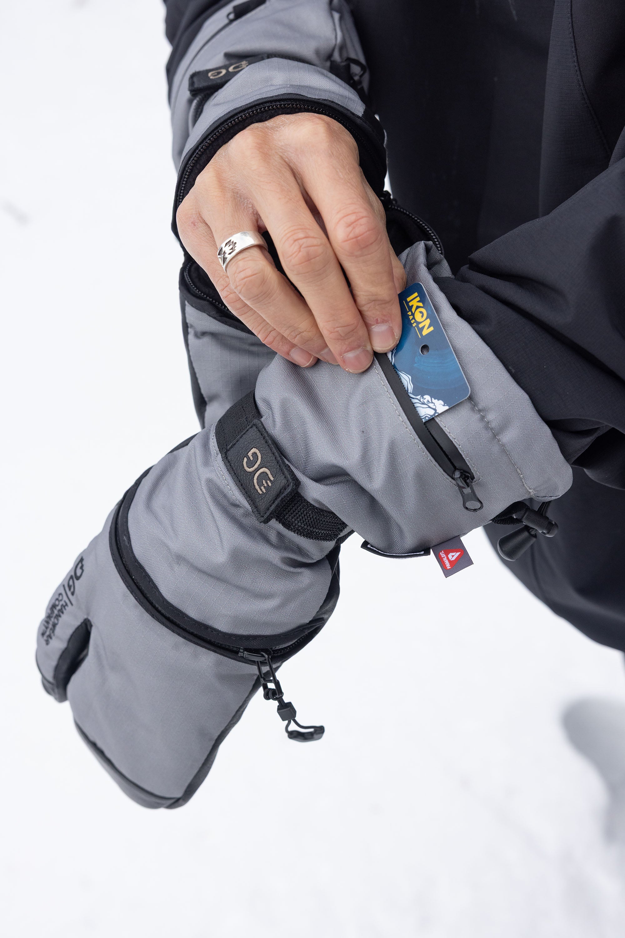 Quartz Claw Long Cut - Grey / Black
